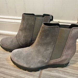 Stylish Sorel Joan of Arctic Chelsea boots size 4